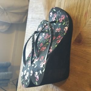 Black wedges